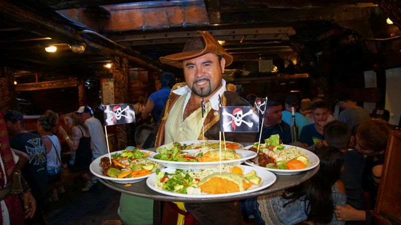 Pirates of the Bay - Dinner under the sea