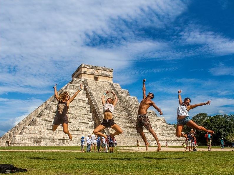 Chichen Itzá by Cancun Bay