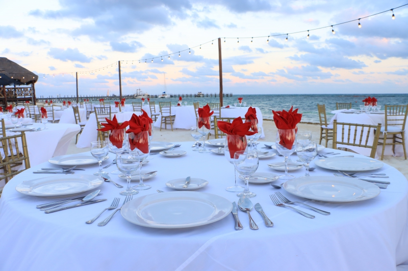 Catamarán al Atardecer y Cena Gourmet en la Playa (Filete de Res o Surf & Turf)